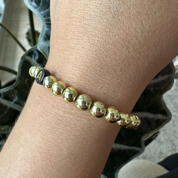 Initial bracelet, gold beaded bracelet, letter bracelet, elastic bracelet - Picture 2 of 2